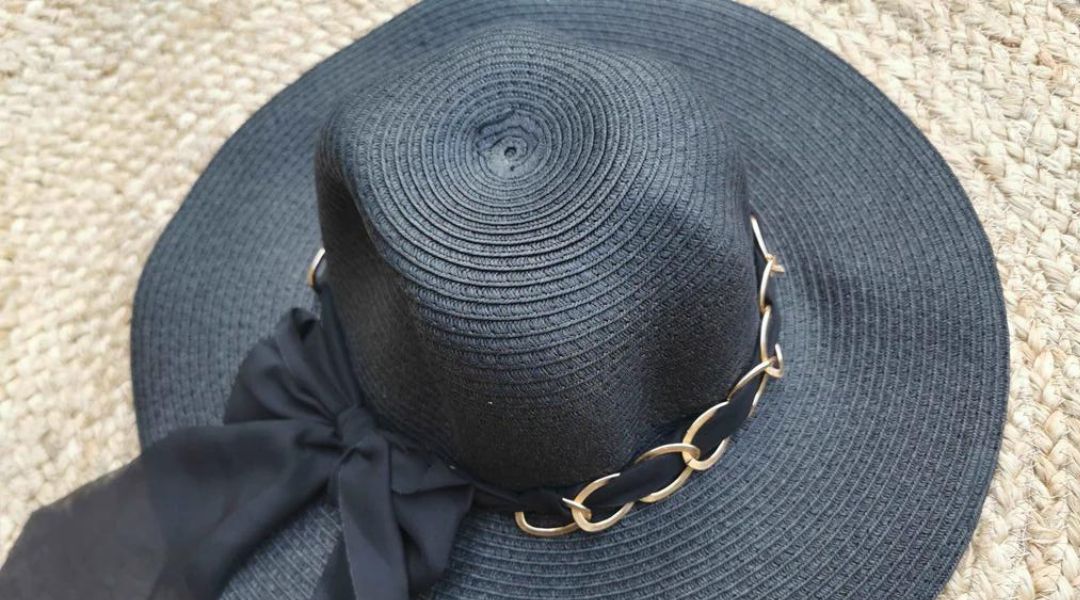 Chapeau noir avec chaîne